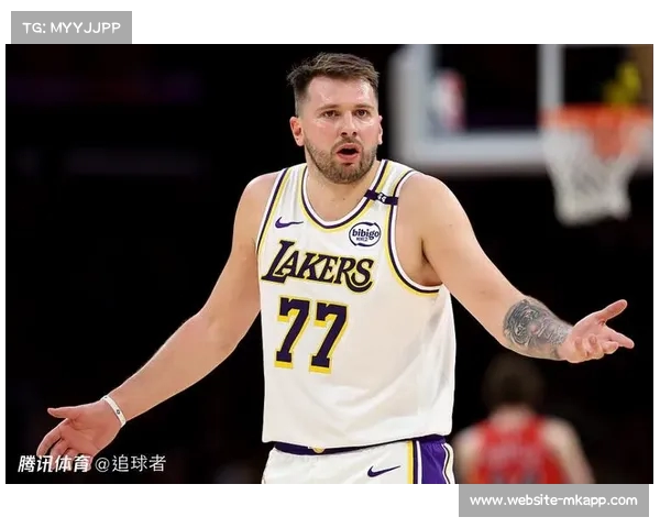 东契奇篮板手滑出界自己也笑了,赛场上的失误竟也变成了欢乐时刻 东契奇篮板手滑出界自己也笑了,赛场上的失误竟也变成了欢乐时刻